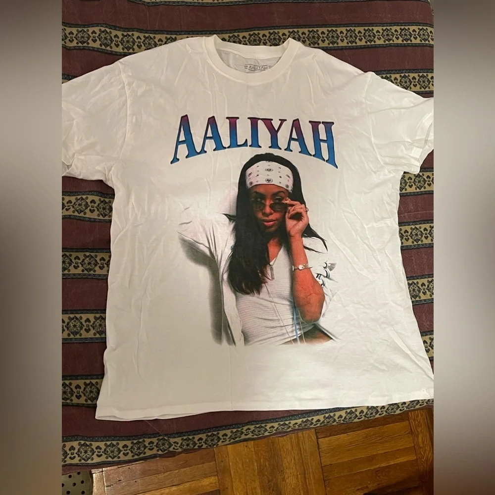 Aaliyah Graphic Tee - Picture 1 of 3